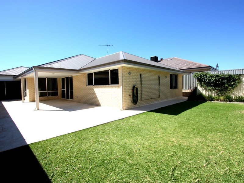 15 Hillhouse Way, Piara Waters WA 6112