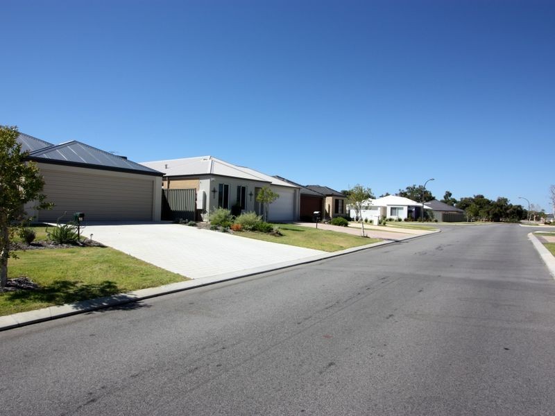 15 Hillhouse Way, Piara Waters WA 6112