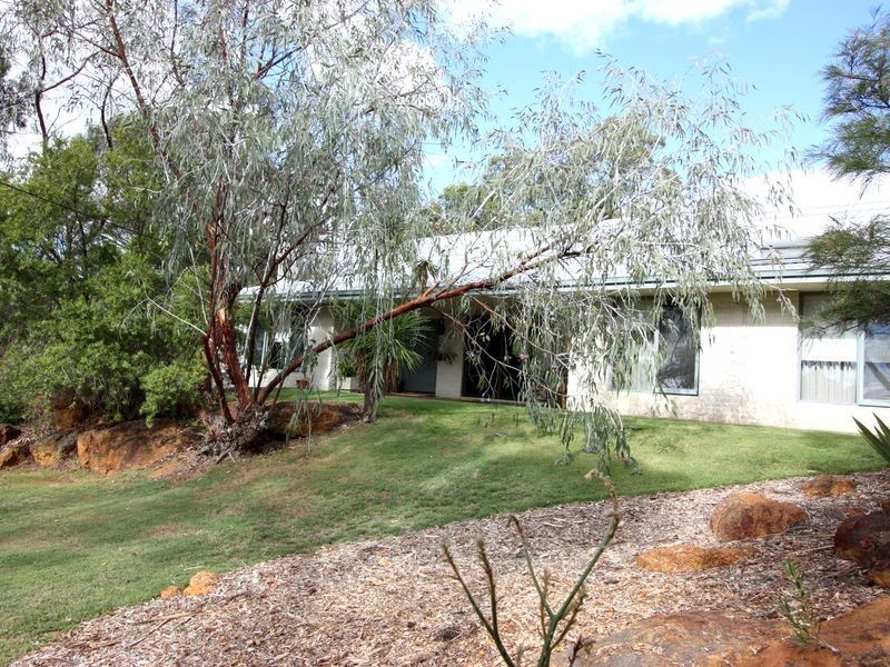 66 Waterloo Crescent, Lesmurdie WA 6076