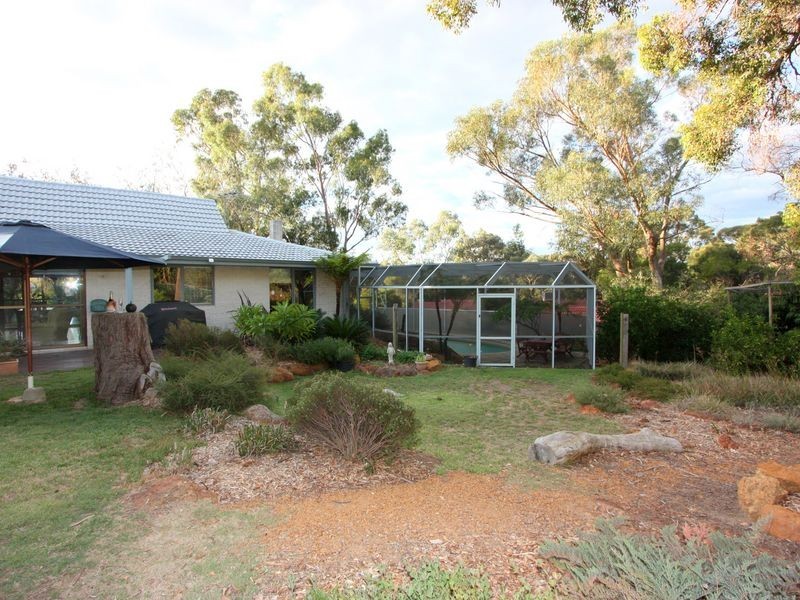 66 Waterloo Crescent, Lesmurdie WA 6076