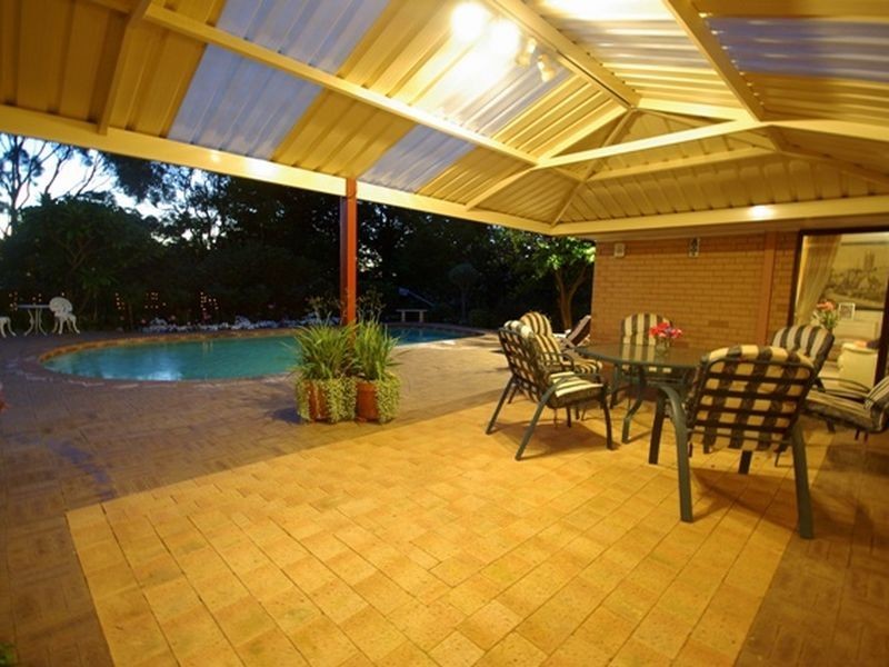 8 Peet Road, Kalamunda WA 6076