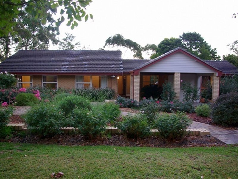 8 Peet Road, Kalamunda WA 6076