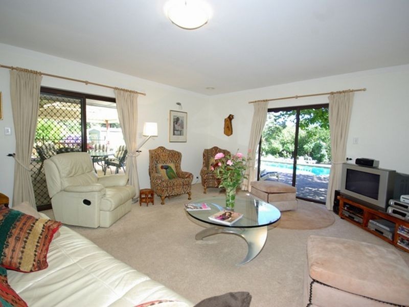 8 Peet Road, Kalamunda WA 6076