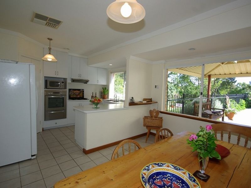 8 Peet Road, Kalamunda WA 6076