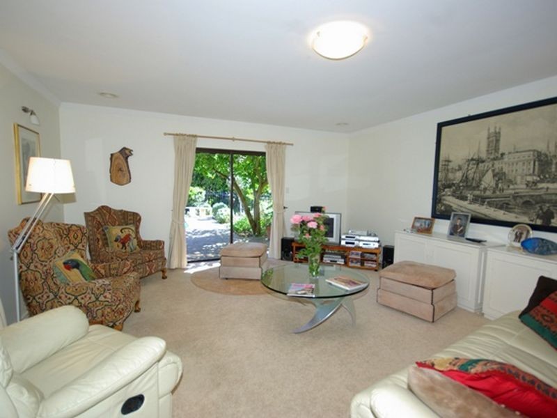 8 Peet Road, Kalamunda WA 6076