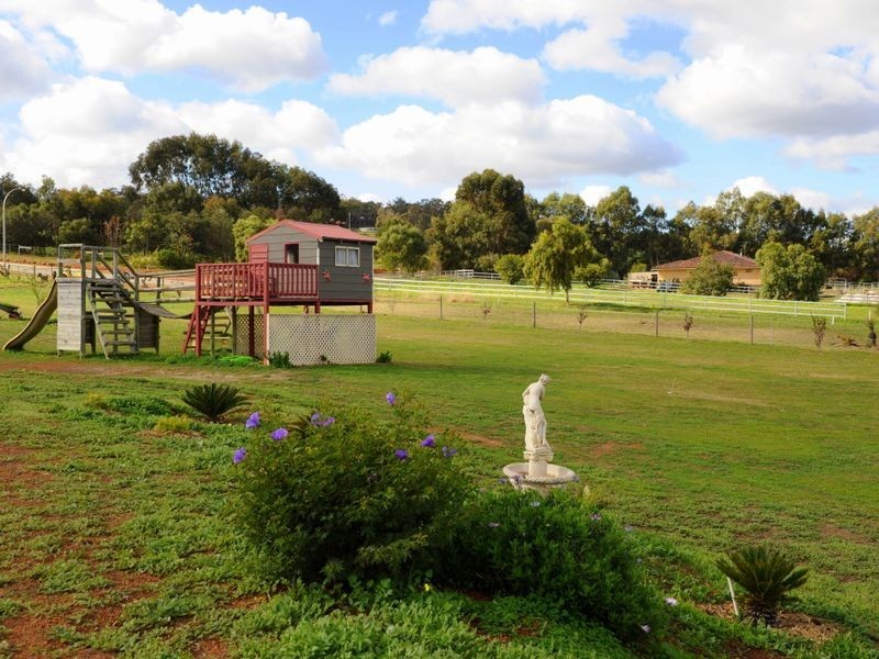 17 Chardonnay Drive, Lower Chittering WA 6084
