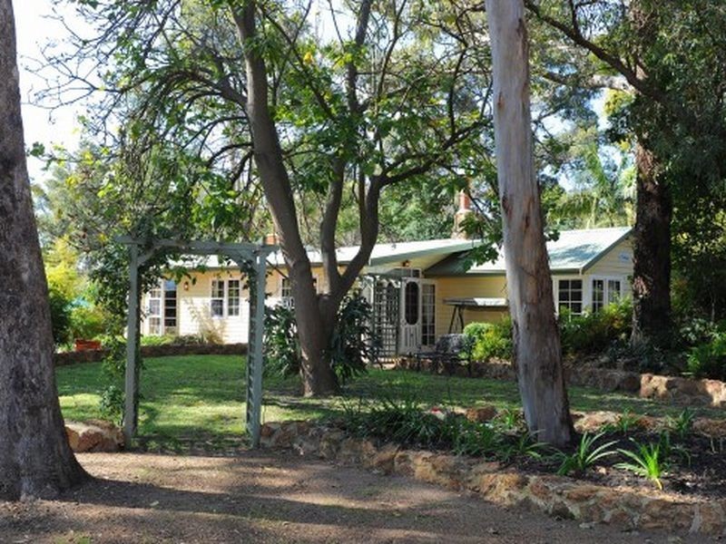 6 College Road, Gooseberry Hill WA 6076