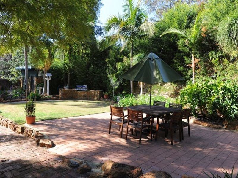 6 College Road, Gooseberry Hill WA 6076