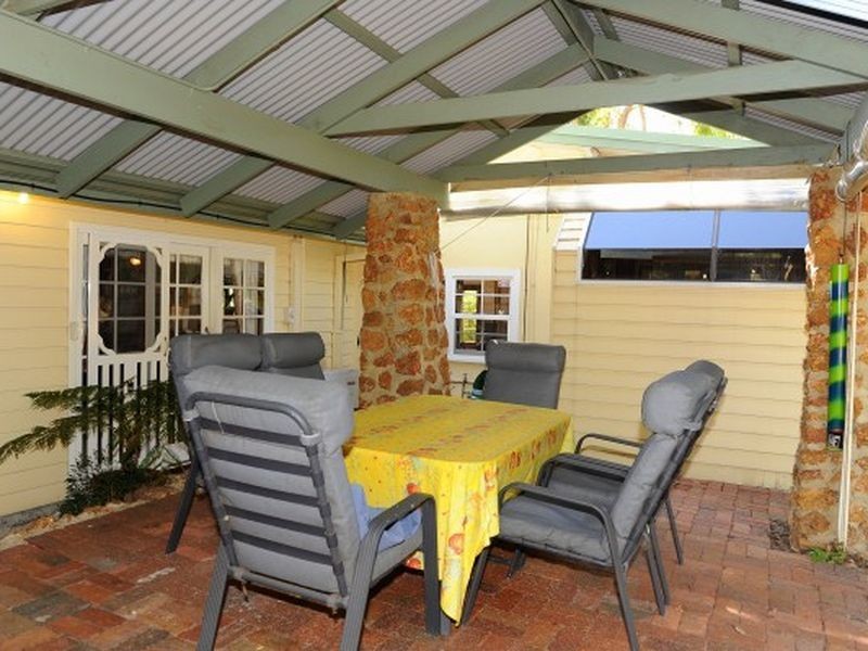 6 College Road, Gooseberry Hill WA 6076