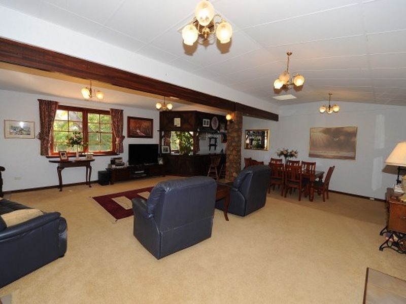 6 College Road, Gooseberry Hill WA 6076