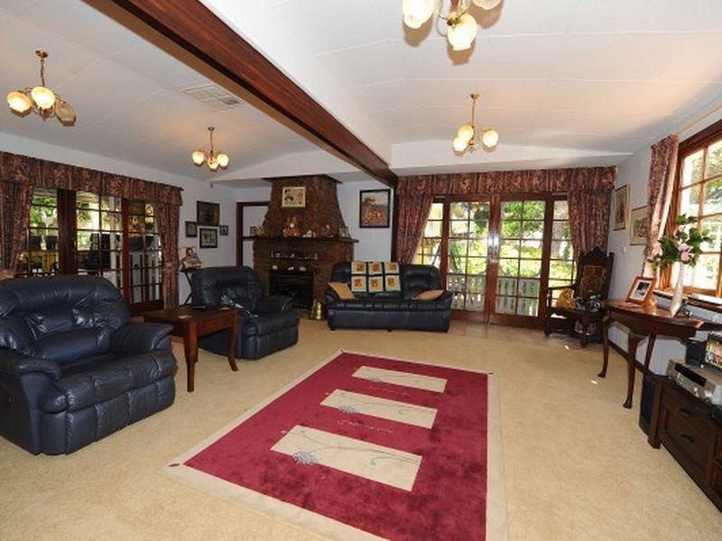 6 College Road, Gooseberry Hill WA 6076