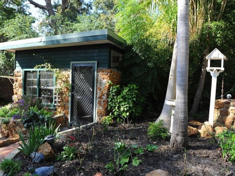 6 College Road, Gooseberry Hill WA 6076
