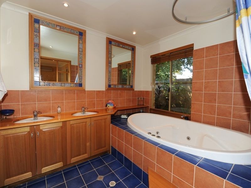 27 Ryan Way, Lesmurdie WA 6076