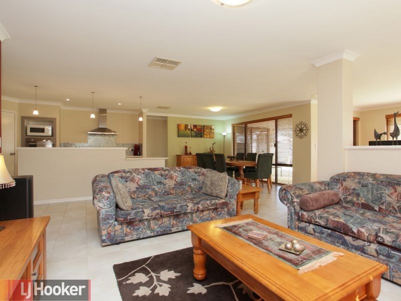 11 Ashtreet Boulevard, Wattle Grove WA 6107