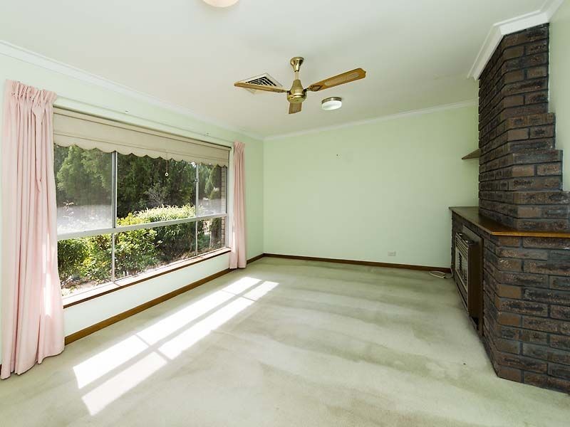 15 Elmwood Crescent, Lesmurdie WA 6076