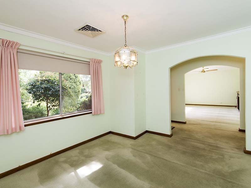 15 Elmwood Crescent, Lesmurdie WA 6076