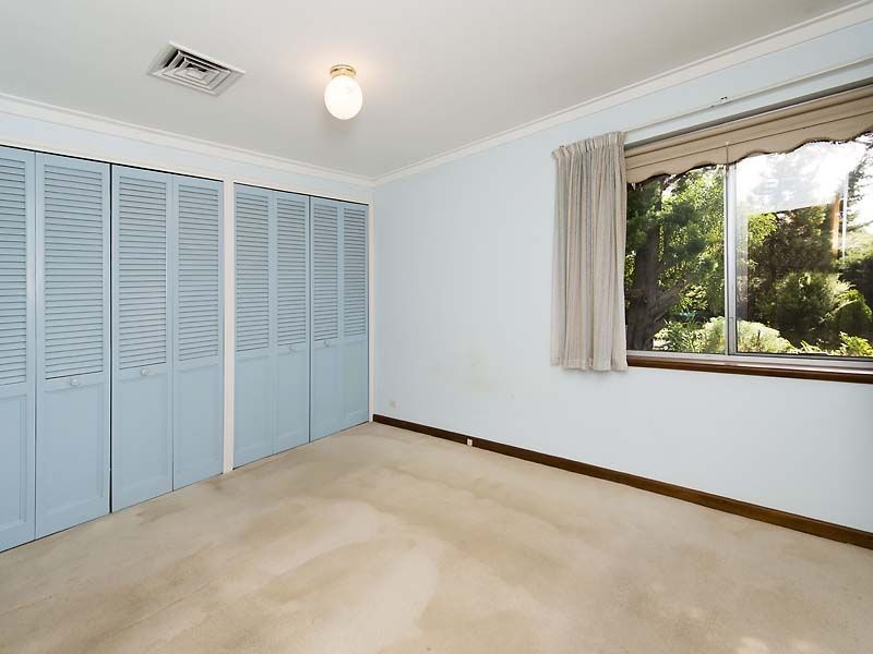 15 Elmwood Crescent, Lesmurdie WA 6076