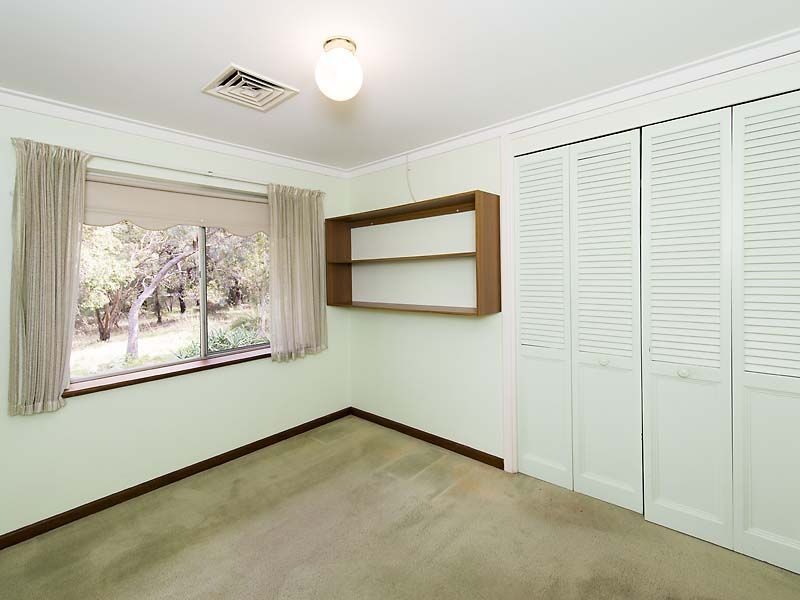 15 Elmwood Crescent, Lesmurdie WA 6076