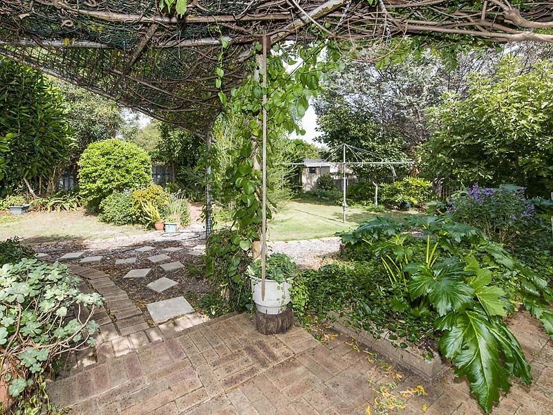 15 Elmwood Crescent, Lesmurdie WA 6076