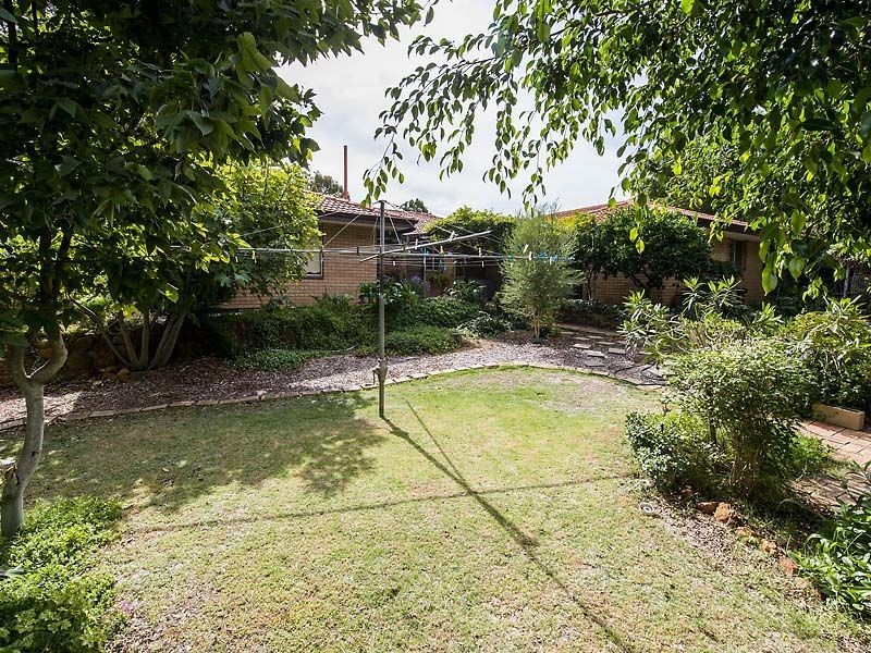 15 Elmwood Crescent, Lesmurdie WA 6076