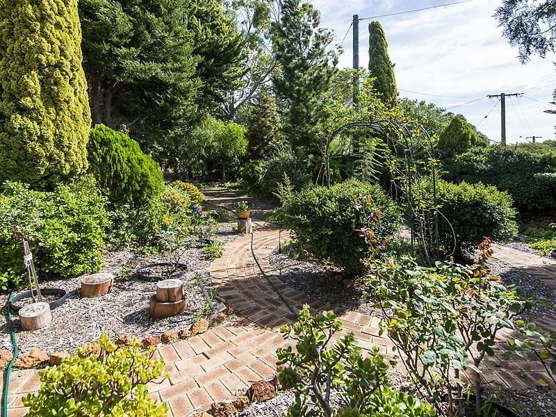 15 Elmwood Crescent, Lesmurdie WA 6076