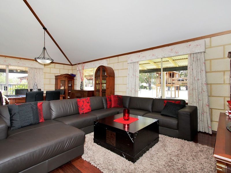 15 Mulberry Court, Maida Vale WA 6057