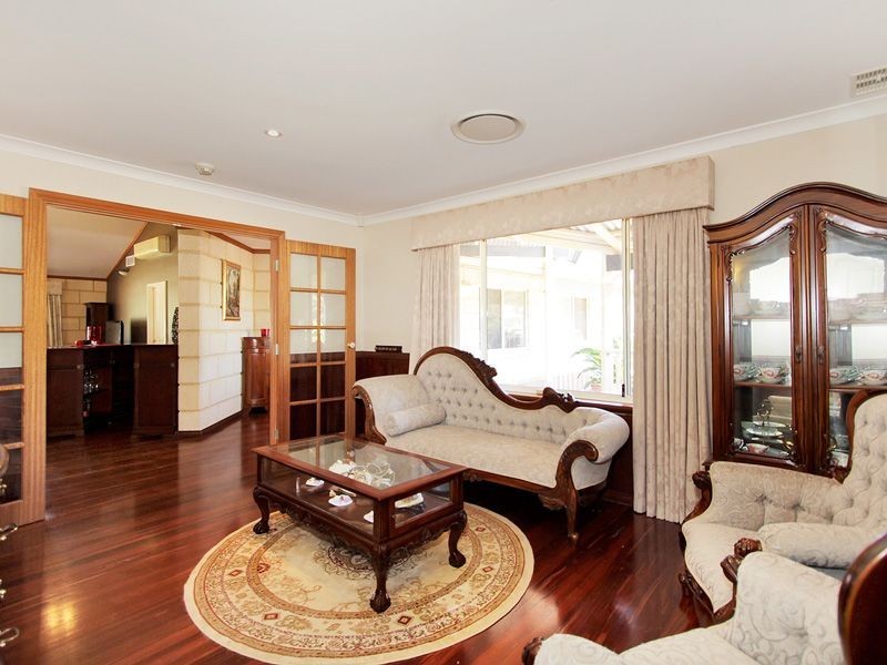 15 Mulberry Court, Maida Vale WA 6057