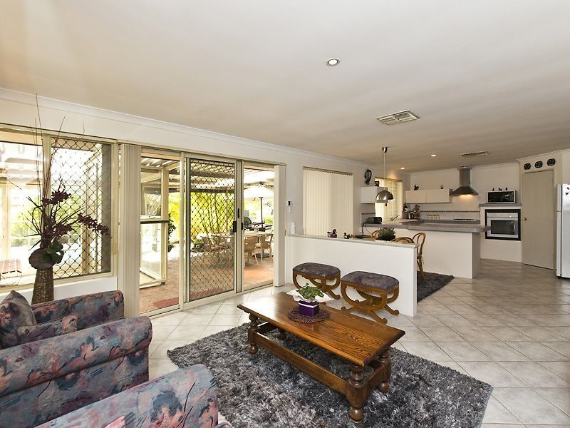 2 Limonite Court, Forrestfield WA 6058