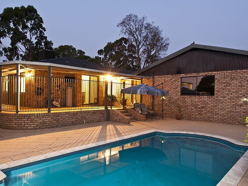 2 Booral Street, Lesmurdie WA 6076