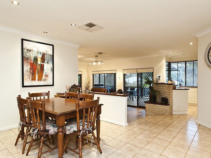 2 Booral Street, Lesmurdie WA 6076