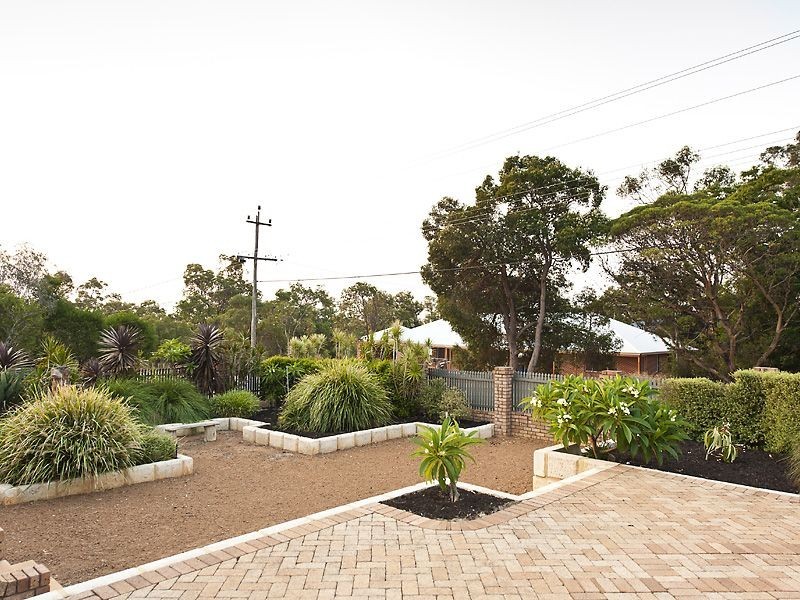 2 Booral Street, Lesmurdie WA 6076