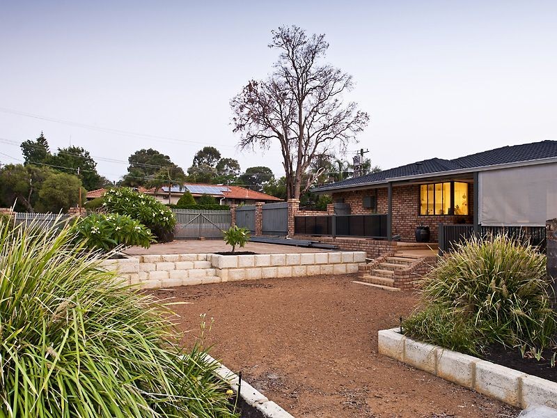 2 Booral Street, Lesmurdie WA 6076