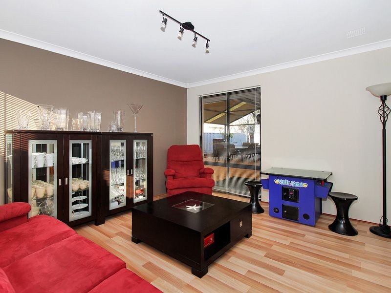 4 Citrine Gardens, Forrestfield WA 6058