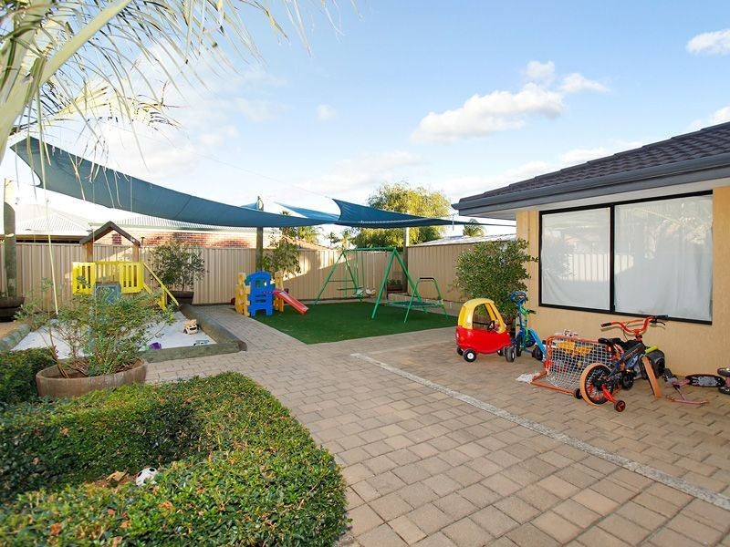 4 Citrine Gardens, Forrestfield WA 6058