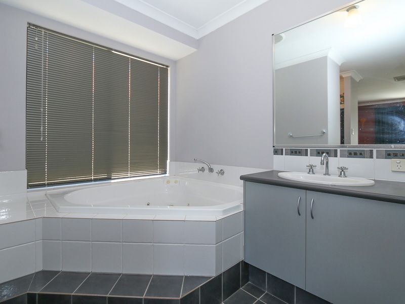55 Gillings Parade, Wattle Grove WA 6107