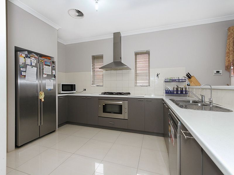 8 Saligna Bend, Wattle Grove WA 6107