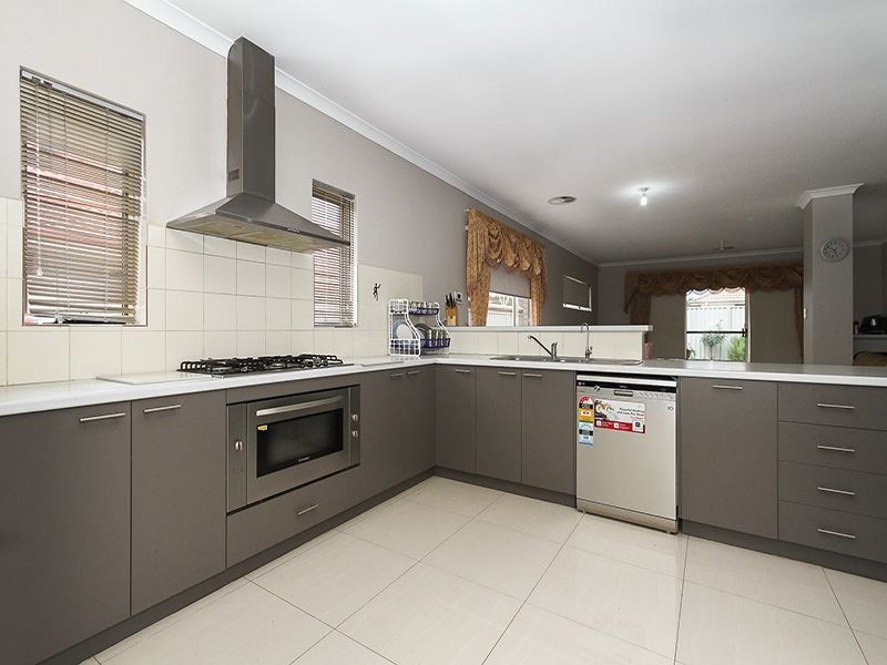 8 Saligna Bend, Wattle Grove WA 6107