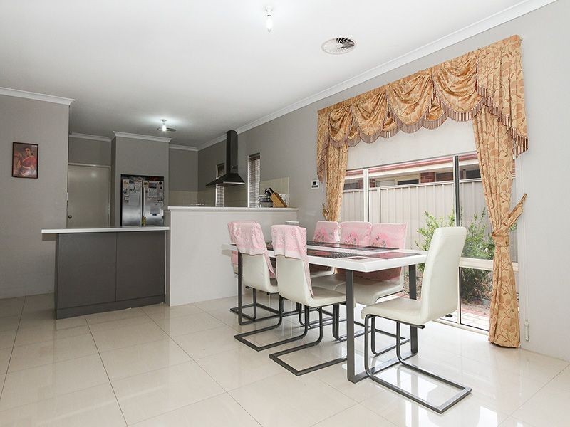 8 Saligna Bend, Wattle Grove WA 6107