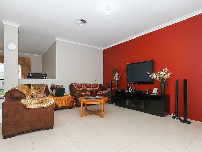 8 Saligna Bend, Wattle Grove WA 6107