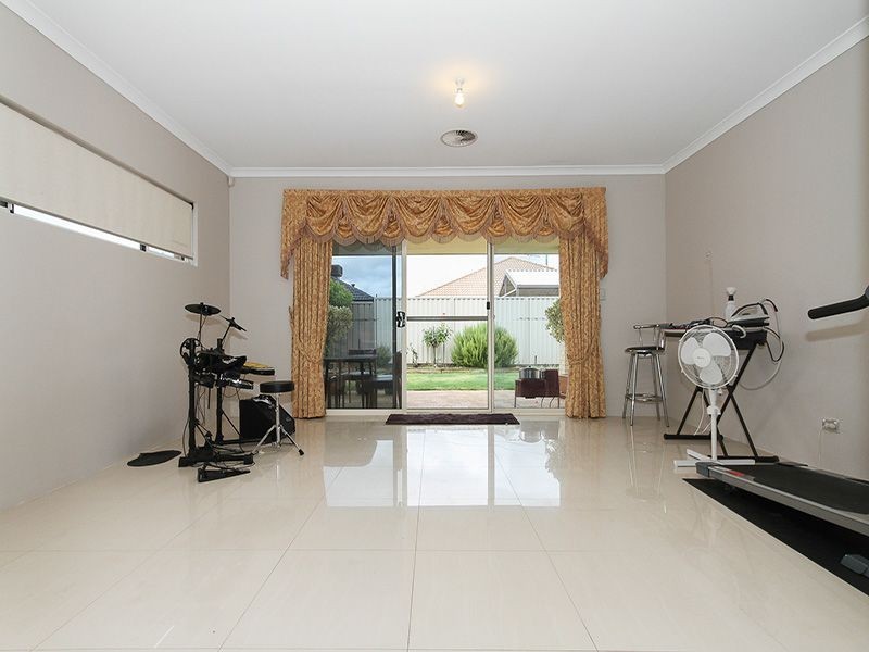 8 Saligna Bend, Wattle Grove WA 6107