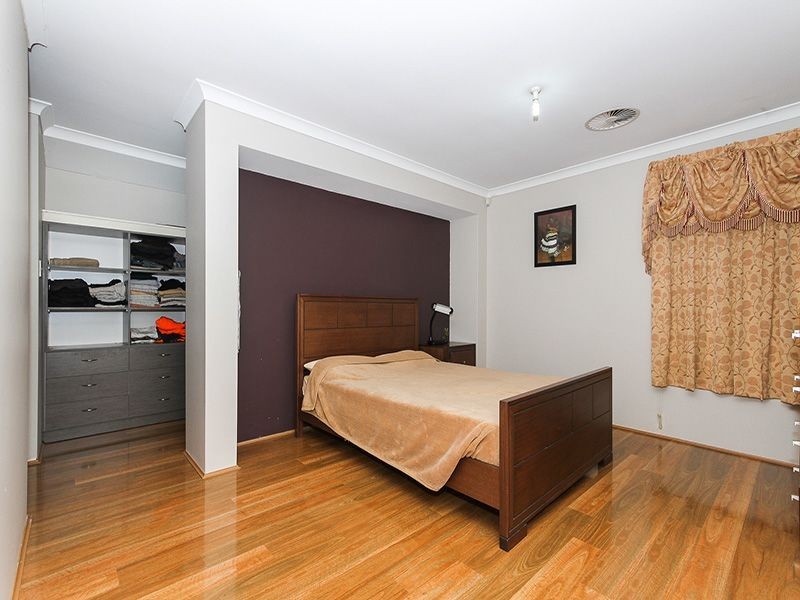 8 Saligna Bend, Wattle Grove WA 6107