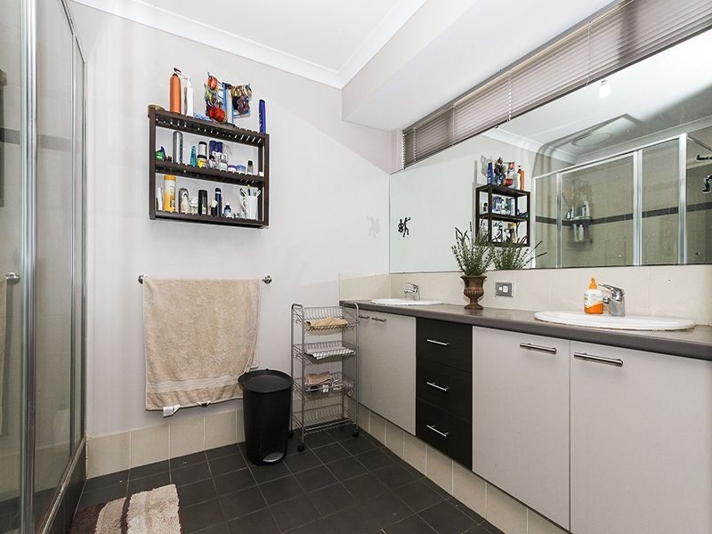 8 Saligna Bend, Wattle Grove WA 6107