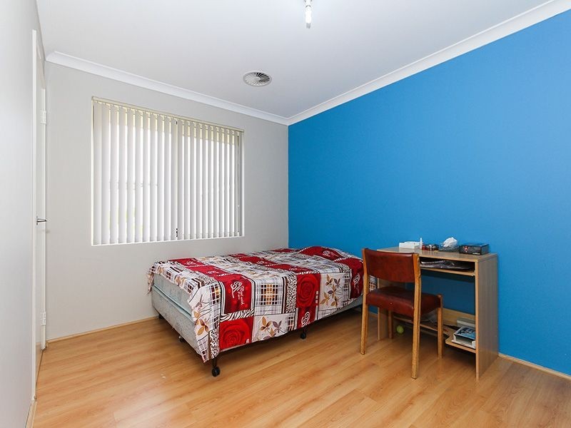 8 Saligna Bend, Wattle Grove WA 6107