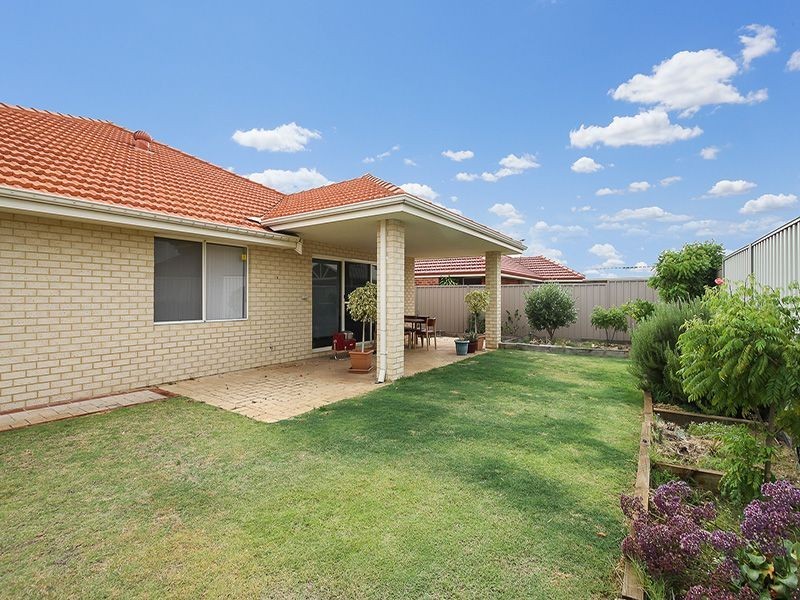 8 Saligna Bend, Wattle Grove WA 6107