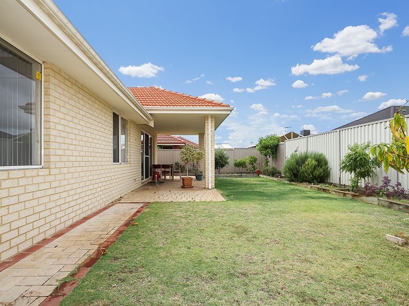 8 Saligna Bend, Wattle Grove WA 6107