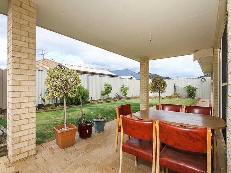 8 Saligna Bend, Wattle Grove WA 6107