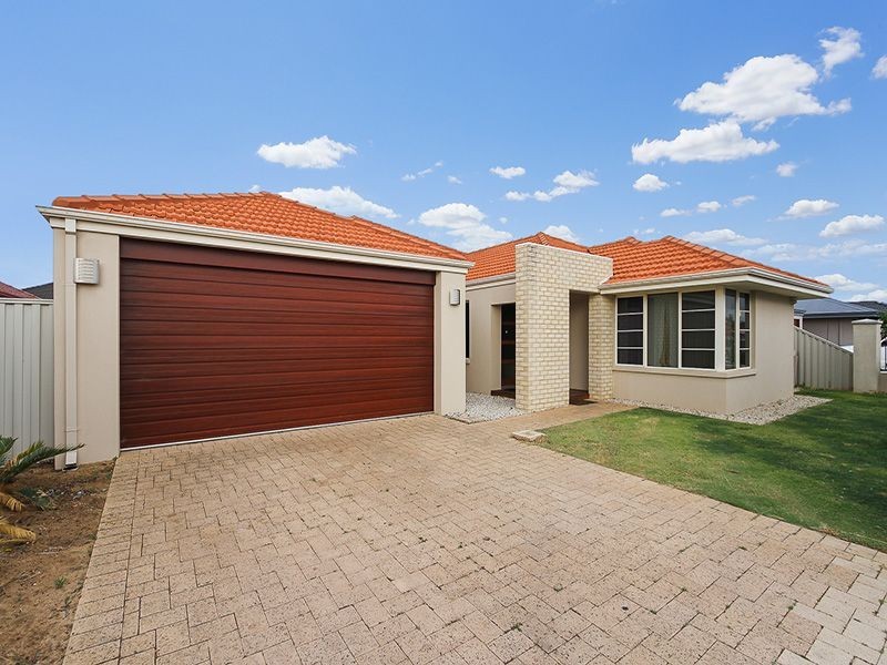 8 Saligna Bend, Wattle Grove WA 6107