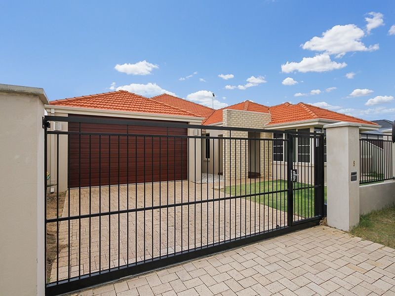 8 Saligna Bend, Wattle Grove WA 6107