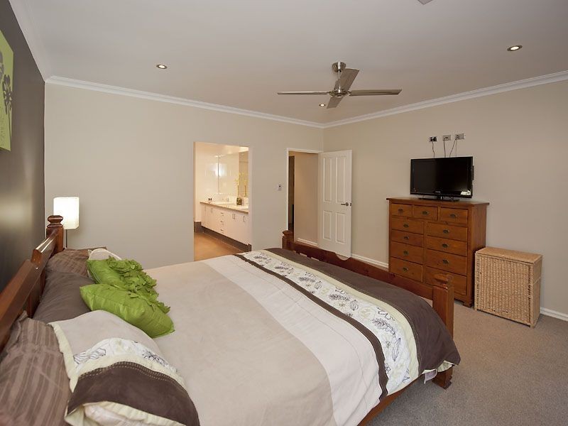 22 Valcan Road, Wattle Grove WA 6107