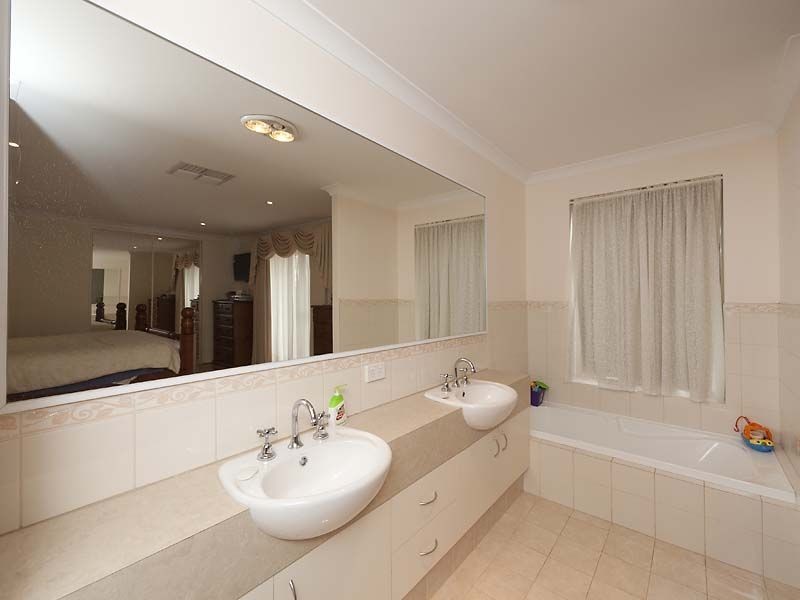 10 Tuckeroo Parade, Helena Valley WA 6056